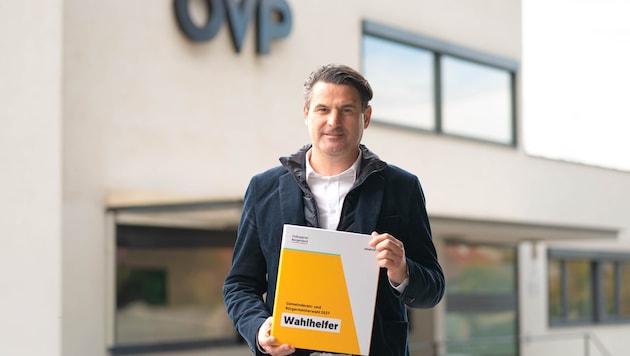 ÖVP-Landesparteiobmann Christoph Zarits mit dem „Wahlhelfer“.