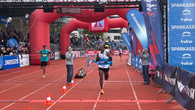 Fikre Tefera Bekele aus Äthiopien verbesserte den Streckenrekord um 26 Sekunden.