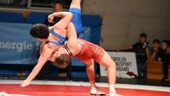 Noah Walder wirft seinen Gegner mehrfach durch die Lüfte.