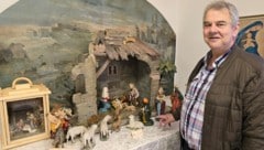 Obmann Heinz Koller vor einer kunstvollen Krippe, die am Wochenende fertiggestellt worden ist.
