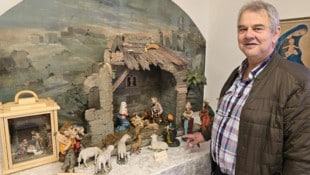 Obmann Heinz Koller vor einer kunstvollen Krippe, die am Wochenende fertiggestellt worden ist.