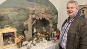 Obmann Heinz Koller vor einer kunstvollen Krippe, die am Wochenende fertiggestellt worden ist.