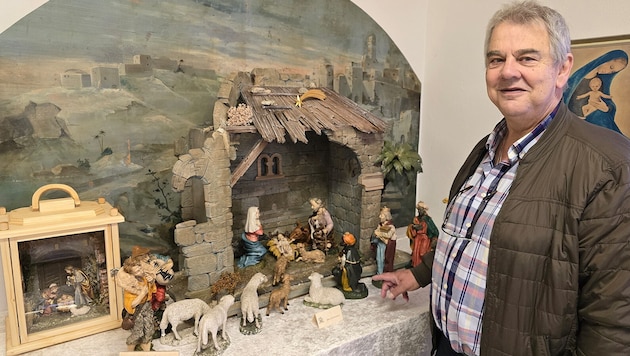 Obmann Heinz Koller vor einer kunstvollen Krippe, die am Wochenende fertiggestellt worden ist.