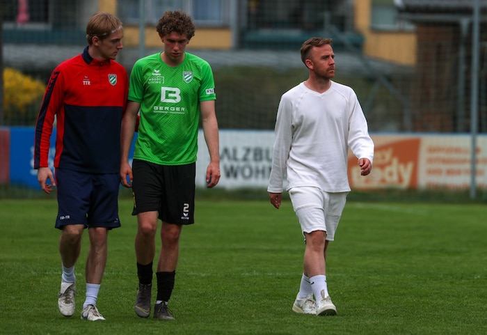 Grünaus Co-Trainer Timo Neuhofer mit Manuel Hauk (M.) und Trainer Bernhard Huber-Rieder (re.).