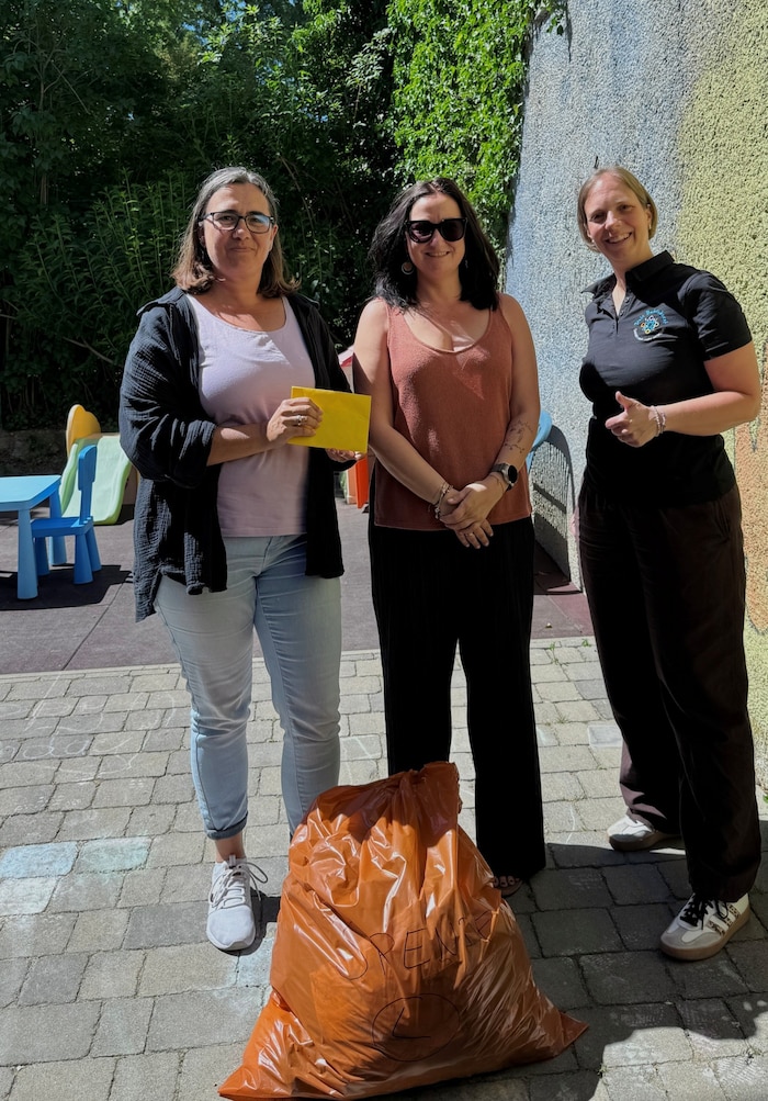 Bei der Spendenübergabe nach der ersten Sollenauer Kleidertauschparty an das Frauenhaus ...