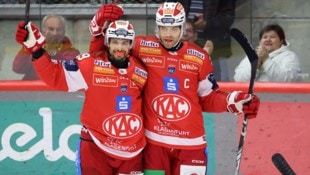Doppel-Torschütze Raphael Herburger (li.) jubelt mit Kapitän Thomas Hundertpfund.