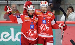 Doppel-Torschütze Raphael Herburger (li.) jubelt mit Kapitän Thomas Hundertpfund.