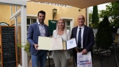 Ehrung für Zuzana Adamikova von LH-Stellvertreter Udo Landbauer und Reinhard Langthaler von der ...