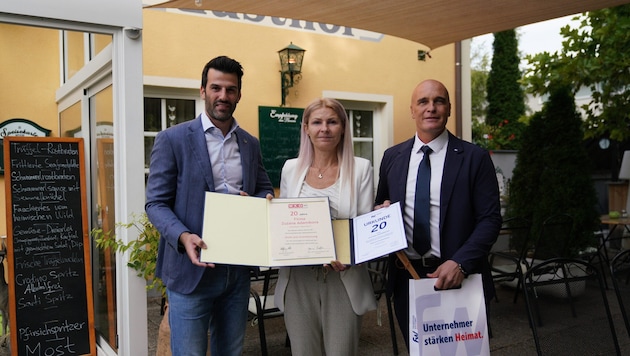 Ehrung für Zuzana Adamikova von LH-Stellvertreter Udo Landbauer und Reinhard Langthaler von der ...