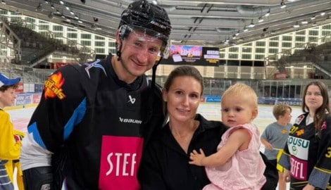 Jakob Lilja mit Ehefrau Isabell und Tochter Elsa.