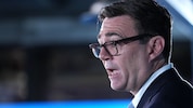 Der britische Premier Andy Burnham spricht von einer russischen Einmischung in das ...