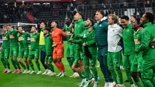 Rapid feierte mit den mitgereisten Fans den tollen Saisonstart.