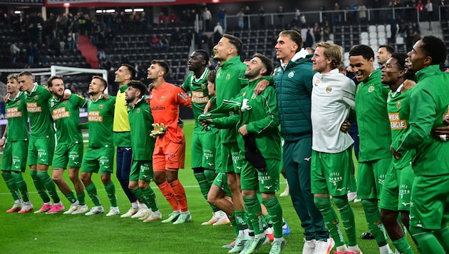 Rapid feierte mit den mitgereisten Fans den tollen Saisonstart.