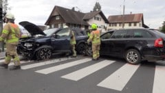 Die beiden Autos wurden bei der Kollision stark beschädigt.
