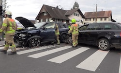 Die beiden Autos wurden bei der Kollision stark beschädigt.