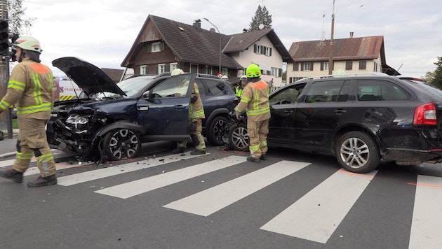Die beiden Autos wurden bei der Kollision stark beschädigt.