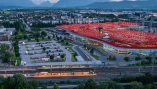 Am Parkplatz zwischen S-Bahn und Europark entstehen Büros.