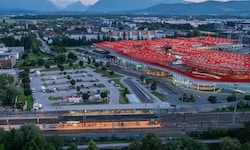 Am Parkplatz zwischen S-Bahn und Europark entstehen Büros.