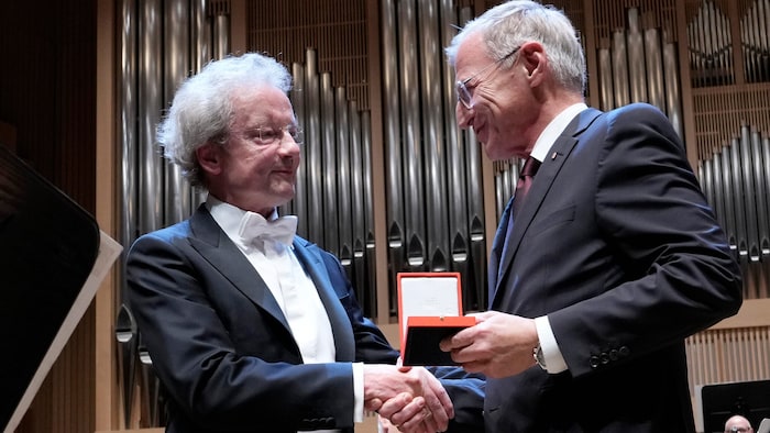 Franz Welser-Möst and Governor Thomas Stelzer at the award ceremony