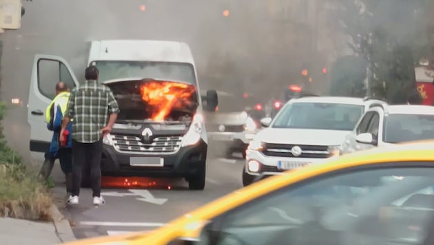 Der Fahrer stand fassungslos vor dem brennenden Auto.