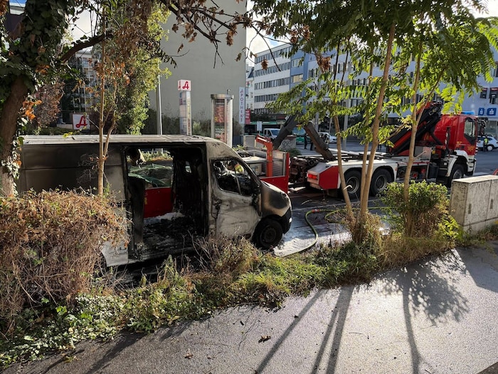 Der Klein-Lkw brannte nahezu vollständig aus.