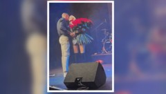 Blumen und ein Kuss auf der Konzertbühne! Anna-Carina Woitschack ist wieder vergeben und hat ...