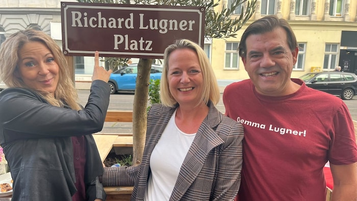 Von links: Lugner-Witwe Simone mit den Initiatoren Anna Auer und Christian Sinemus. Der „Richard ...