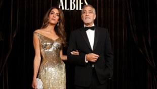 Anwältin Amal Clooney (l.) und US-Schauspieler George Clooney bei den Albies Awards im Londoner ...