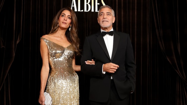 Anwältin Amal Clooney (l.) und US-Schauspieler George Clooney bei den Albies Awards im Londoner ...