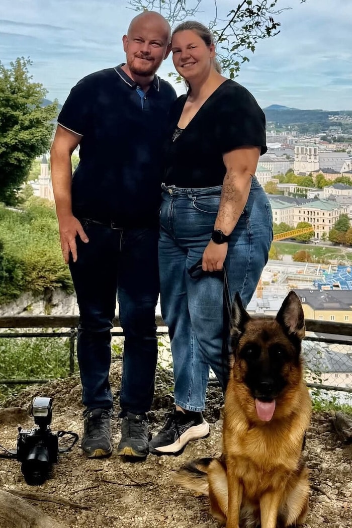 Esther und Matthias mit ihrer Hündin Iyla – diese blieb bei dem Vorfall völlig ruhig.