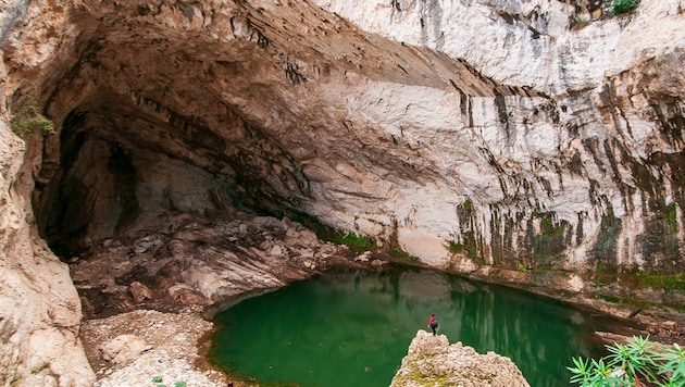 In einer Höhle auf Sardinien sitzt derzeit ein Forscher fest, nachdem ein Hangrutsch den Eingang ...