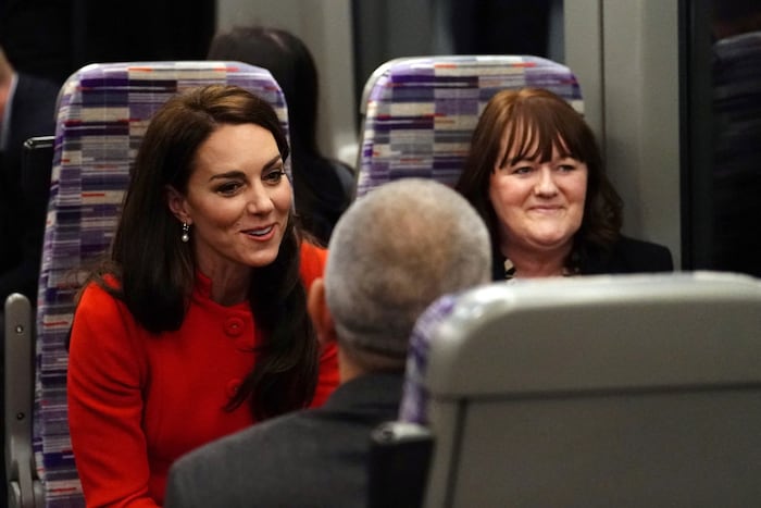 Prinzessin Kate 2023 bei einer U-Bahnfahrt in der neu eröffneten Elizabeth Line.