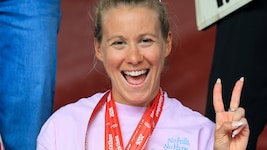 Julia Mayer strahlt.