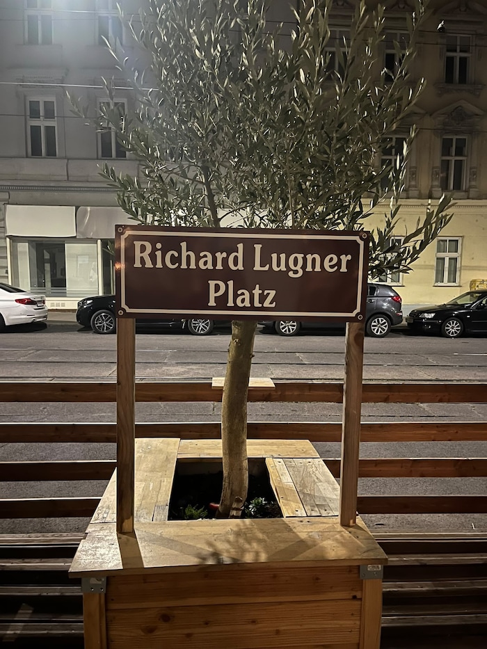 Der symolische „Richard Lugner Platz“ im Schanigarten des Cafés Sinemus in Döbling.