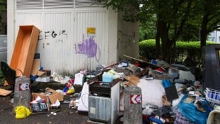 Solche Sperrmüllablagerungen sind verboten, betont die Stadt Salzburg.