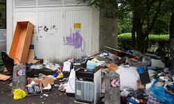 Solche Sperrmüllablagerungen sind verboten, betont die Stadt Salzburg.