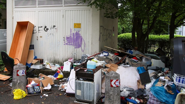 Solche Sperrmüllablagerungen sind verboten, betont die Stadt Salzburg.