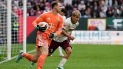 Manuel Neuer leistete sich in Augsburg einen schweren Patzer.