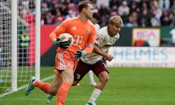 Manuel Neuer leistete sich in Augsburg einen schweren Patzer.