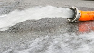 Rund 35 Feuerwehrkräfte rückten aus, um das Wasser aus den Gebäude zu pumpen.