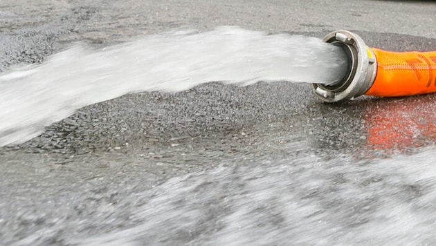 Rund 35 Feuerwehrkräfte rückten aus, um das Wasser aus den Gebäude zu pumpen.