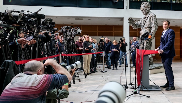 SPD-Vorsitzender Lars Klingbeil kündigte am Montag die Neuwahl der SPD-Spitze an.