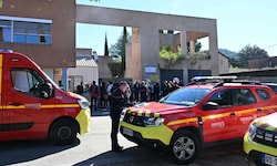 In Südfrankreich hat ein 14-Jähriger einen Schulleiter und eine Lehrerin durch Schüsse verletzt.