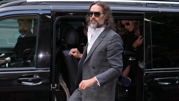 Sechs Frauen werfen Russell Brand in dem Verfahren, das am Mittwoch beginnt, sexuelle Übergriffe ...