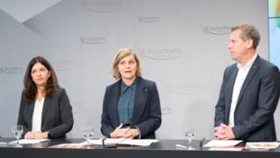 Nichts zu lachen: Manuela Auer, Barbara Schöbi-Fink und Bernhard Heinzle präsentierten den ...