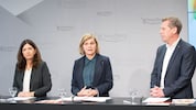 Nichts zu lachen: Manuela Auer, Barbara Schöbi-Fink und Bernhard Heinzle präsentierten den ...