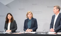 Nichts zu lachen: Manuela Auer, Barbara Schöbi-Fink und Bernhard Heinzle präsentierten den ...