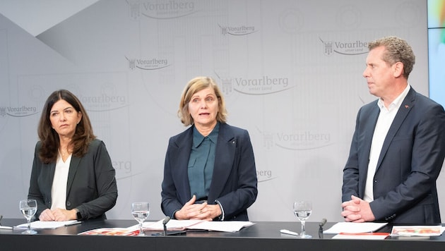 Nichts zu lachen: Manuela Auer, Barbara Schöbi-Fink und Bernhard Heinzle präsentierten den ...