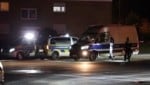 In Bielefeld sind drei junge Männer bei einem bewaffneten Streit zwischen zwei Gruppen verletzt ...