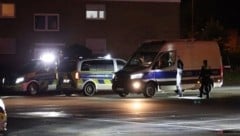 In Bielefeld sind drei junge Männer bei einem bewaffneten Streit zwischen zwei Gruppen verletzt ...